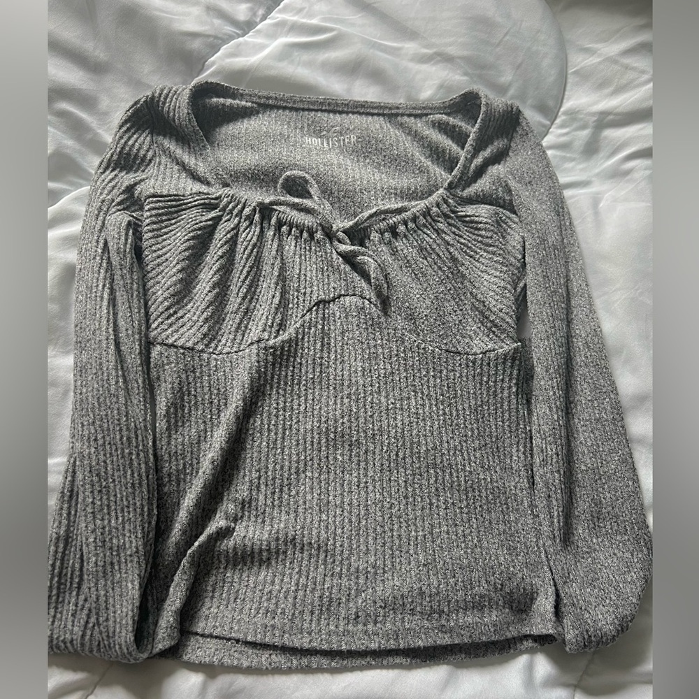 i’m selling a grey hollister crop top.